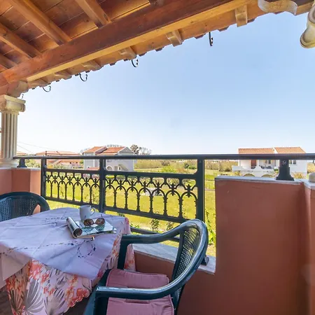 Giannis 6 * ארילס